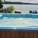 Mazurska Ostoja Na Polwyspie - Przy Samym Jeziorze Holiday park *
